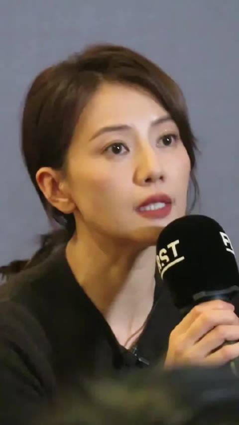 高圆圆咳嗽揪痧缓解不适，展现接地气真实状态