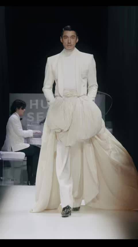 胡兵踩着婚礼进行曲节拍登场，诠释绅士魅力