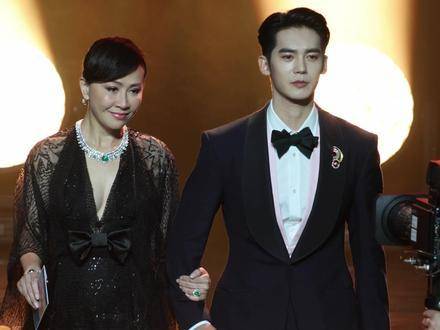 嘉玲姐与于适同框亮相，气质绝配——她温婉如水，他明朗似光，视觉享受拉满！