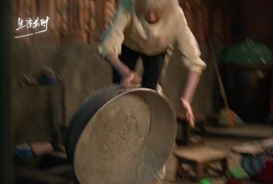 你爷俩别看电视了，出来把这一盆衣服洗了哈哈 这孩子也太淘了…