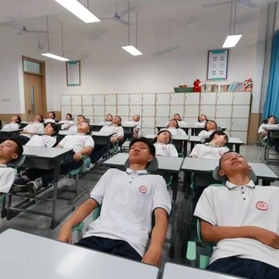 趴桌→躺睡!他们的午休舒服了~ 趴桌→躺睡!他们的午休舒服了~