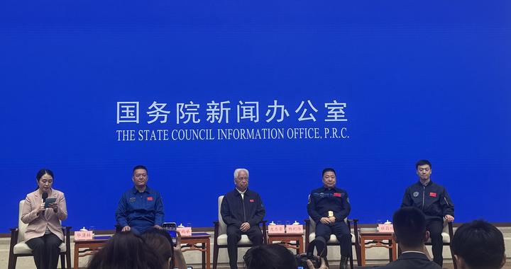 今天,老中青三代航天人亮相国新办见面会 今天,老中青三代航天人亮相国新办见面会