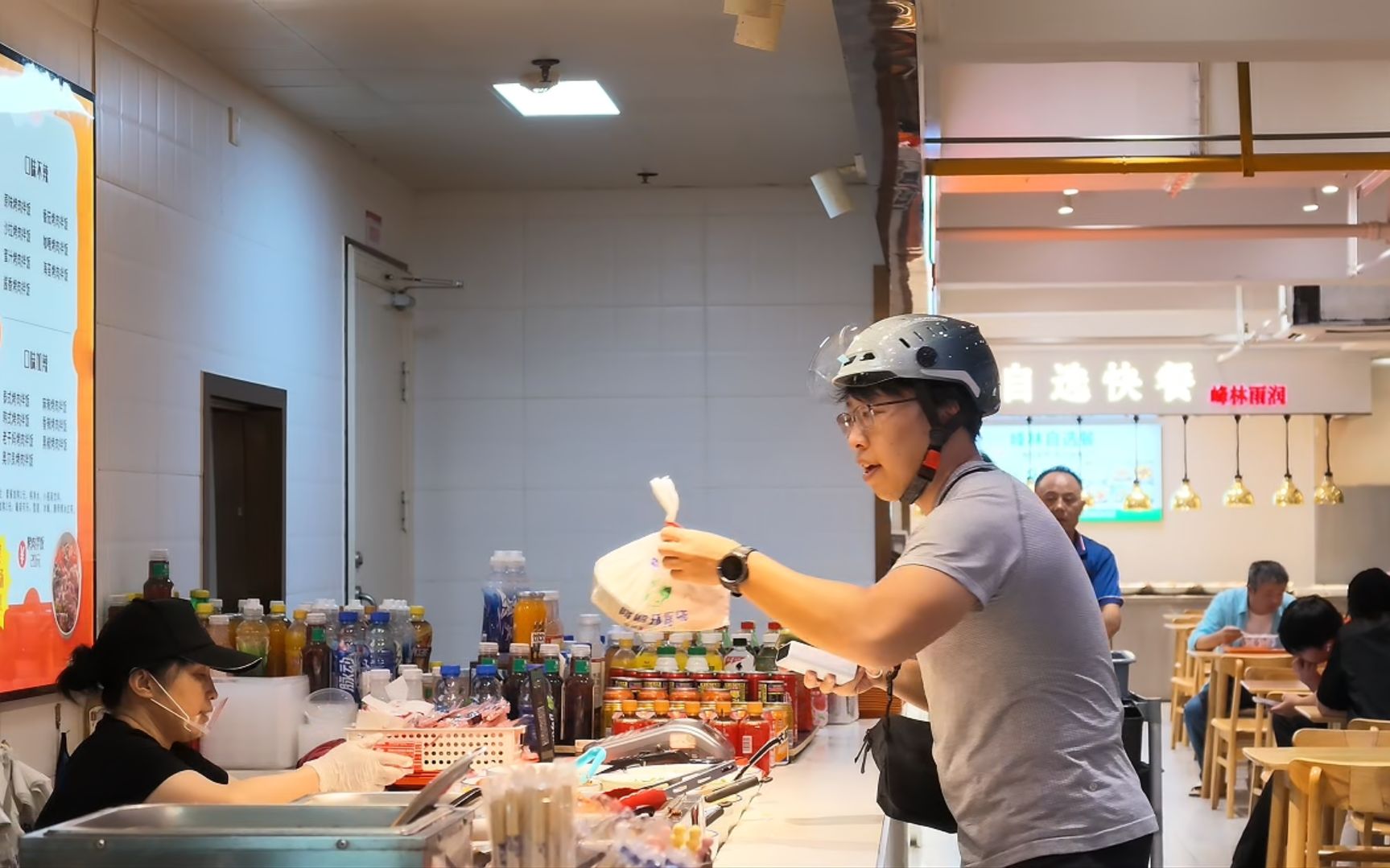 记者送外卖感受“红灯停表”,最长一次真补了4分钟丨城市体验官 记者送外卖感受“红灯停表”,最长一次真补了4分钟丨城市体验官