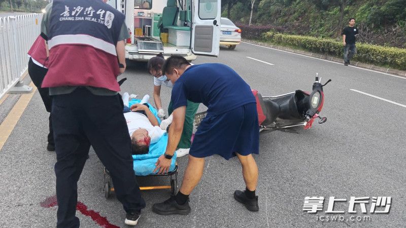 归队途中遇车祸,消防员紧急停车施救 归队途中遇车祸,消防员紧急停车施救