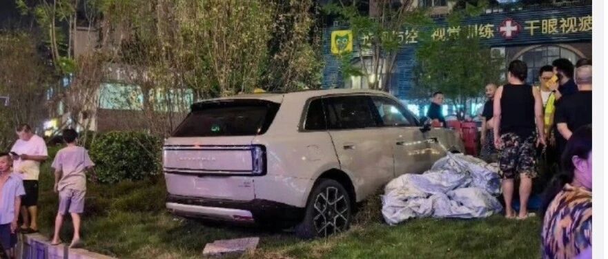 雷军回应澎程试驾事故：车主可能紧张，过马路掉头时一不小心把刹车踩成油门，第二天就锁单了，还感叹通过性好
