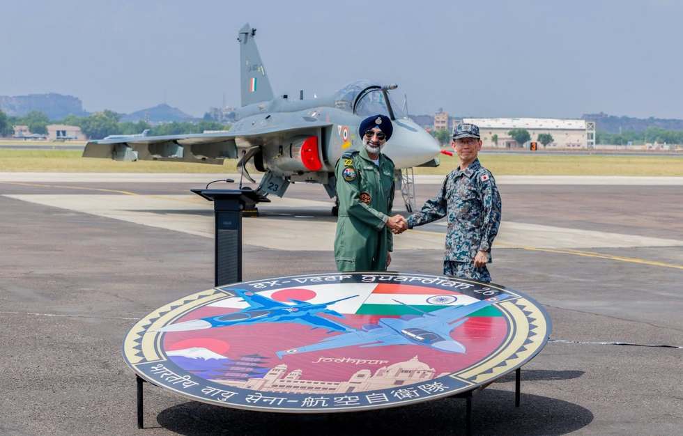 日本空自幕僚长乘LCA与印空军司令编队飞行 日本空自幕僚长乘LCA与印空军司令编队飞行