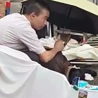 男子在重庆摩博会试驾台铃电摩失控，冲出赛场，主办方：摩友因操作不当，致摩托车失控，撞倒3名摩友，造成2人轻伤1人轻微伤