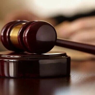 看守所原管教民警童某某、谢某违规使用个人手机，帮数十名被监管人员与外界通话，传递药品食品、生活用品等，均被判刑
