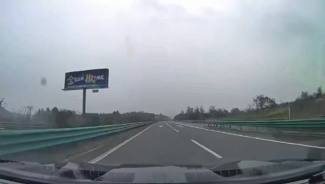 前车变道不打灯不观察，如果你是视频车司机，你能避免事故发生吗？