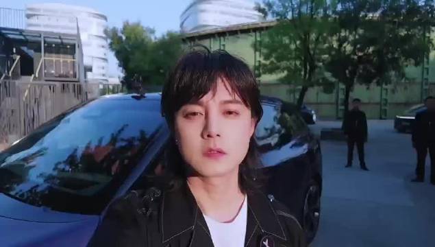 尹正陈震驾驶小鹏G9L智驾挑战北京大山子路口