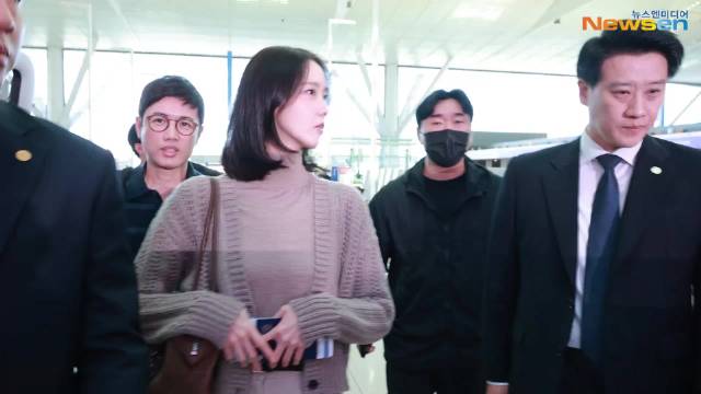 林允儿出发米兰时装周，机场直击镜头感满分