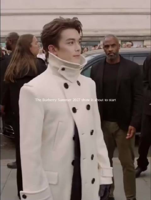 吴磊现身Burberry 2027 春夏大秀，帅得太醒目了！