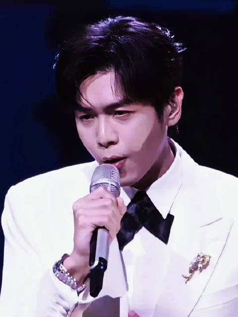 终于等到范闲唱《借过一下》了，梦回庆余年！ cr. 花茶live