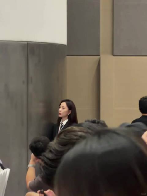 王珞丹现身云栖大会，从容干练彰显文艺质感