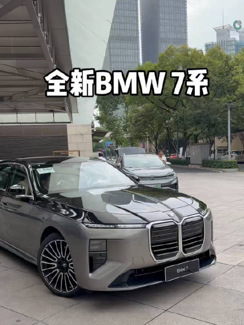 宝马7系还是7系啊，无论是停着还是动起来，都是派头！