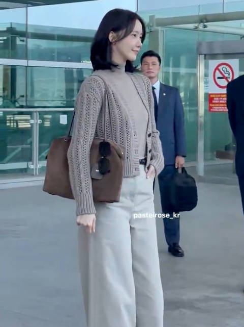 Y 260922 林允儿 米兰时装周 仁川机场出发 饭拍视频一则