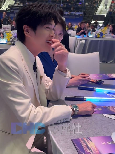 宝宝在跟妮儿姐聊什么这么开心