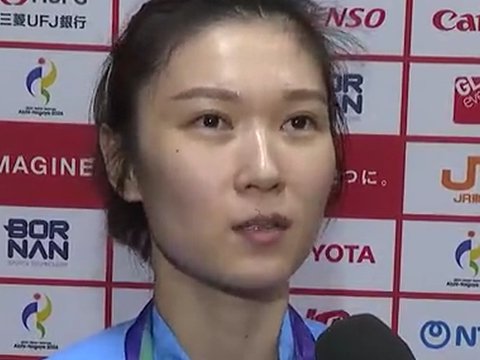 女排夺冠采访！王梦洁炫耀金牌提个人起伏，吴梦洁谦逊谈团队！