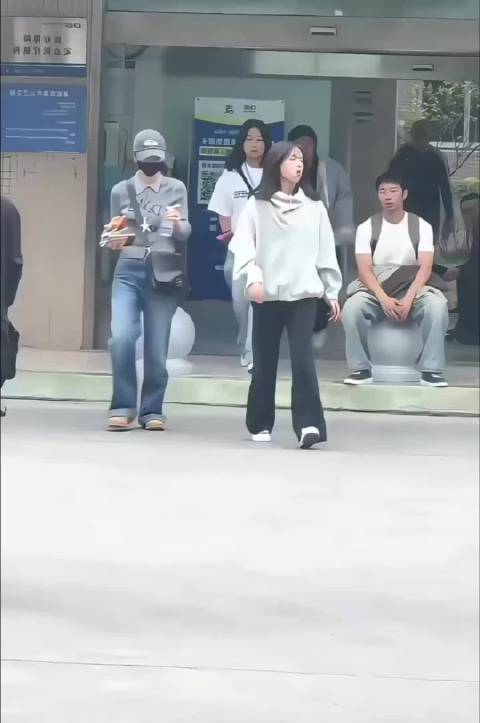 不要怀疑自己的眼睛，这就是路人视角中的杨超越！