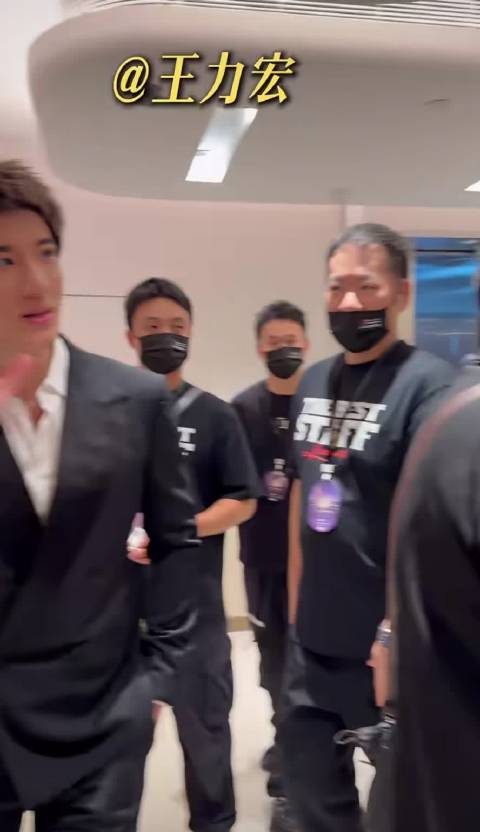 田震更新动态称赞王力宏，太帅了