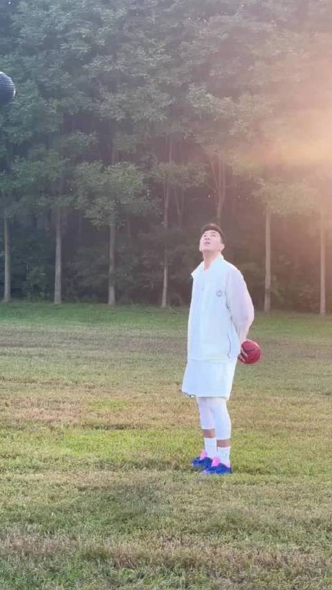那个笑容灿烂的阳光大男孩来啦！