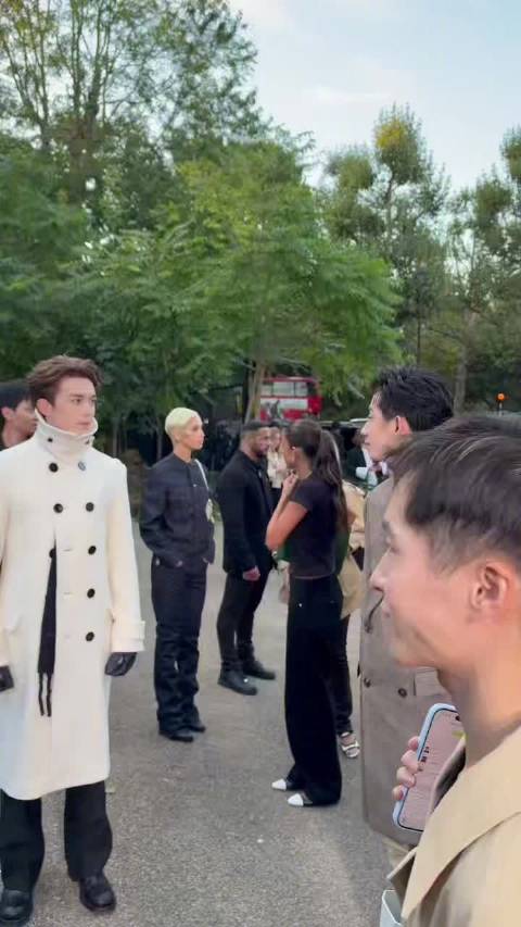 Burberry 2027 春夏系列发布秀——-吴磊与中国斯诺克运动员吴宜泽同框看秀