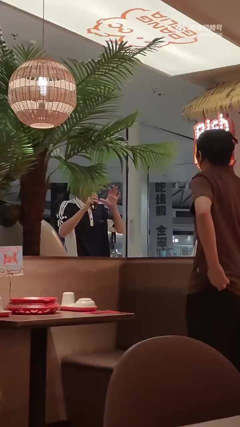 网友偶遇官俊臣吃饭，棒球帽搭配条纹卫衣清爽男大即视感素颜好帅气