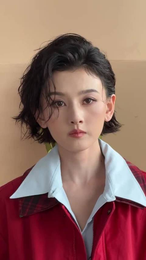 宋祖儿今天商务拍摄，好英气的造型
