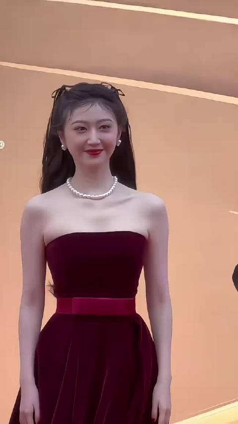 38岁景甜亮相红毯，既有少女的甜美，又有成熟的女人味，挥手的样子温柔大气