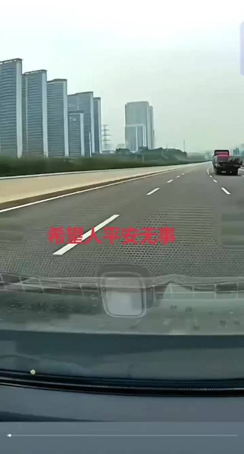 行车道路千万条，开车远离大货车，安全第一！