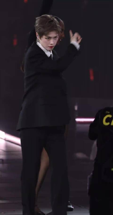 没有不当狗的义务李宇春穿西装的神！ cr. 吃不胖的芋圆糯丸子