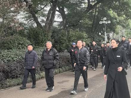 中国女篮在长沙赛事间隙小憩片刻，大郅现身现场，张子宇的身高令人仰望
