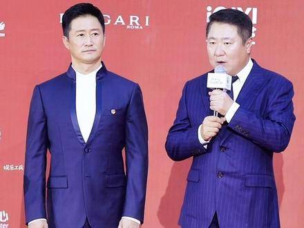 身姿如松，气宇轩昂！未曾披甲执戈，却自带铁血军魂