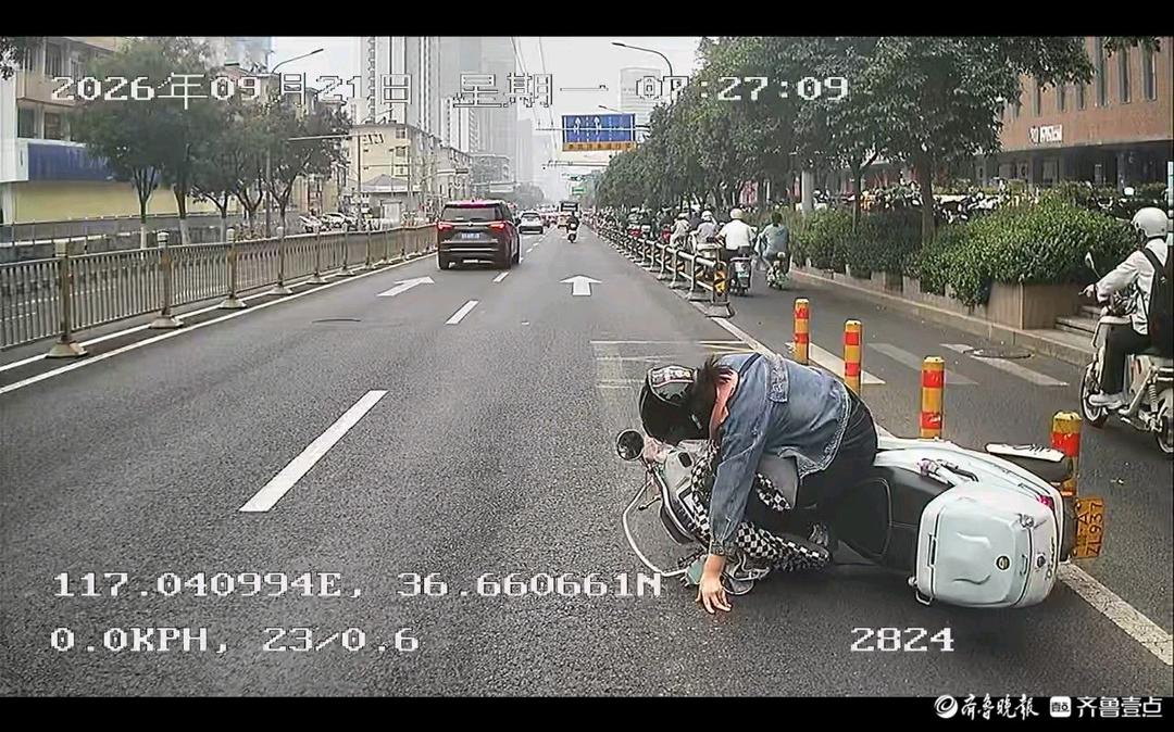 情报站|点赞!早高峰街头市民意外摔倒,济南公交驾驶员暖心施救 情报站|点赞!早高峰街头市民意外摔倒,济南公交驾驶员暖心施救