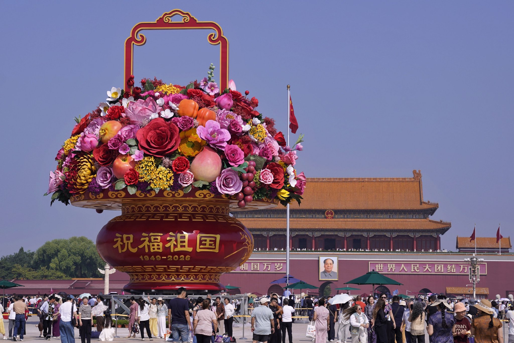 “祝福祖国”巨型花篮用上水仙、蜀葵等新花型,即将亮起夜景灯光 “祝福祖国”巨型花篮用上水仙、蜀葵等新花型,即将亮起夜景灯光