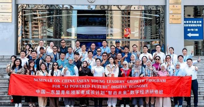 中国—东盟青年代表南宁感受汽车产业创新成果