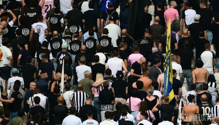 米体：尤文球迷为马佐拉默哀时背对球场，或遭看台处罚
