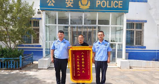 最美双向奔赴!香港游客千里赠旗 致谢和田民警 最美双向奔赴!香港游客千里赠旗 致谢和田民警