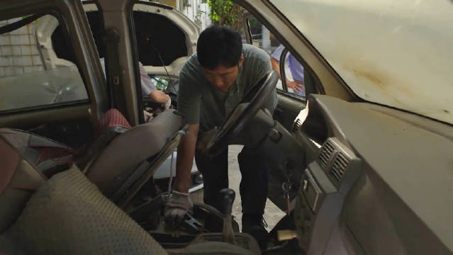 常警官变废为宝，和兄弟把废车变成新车