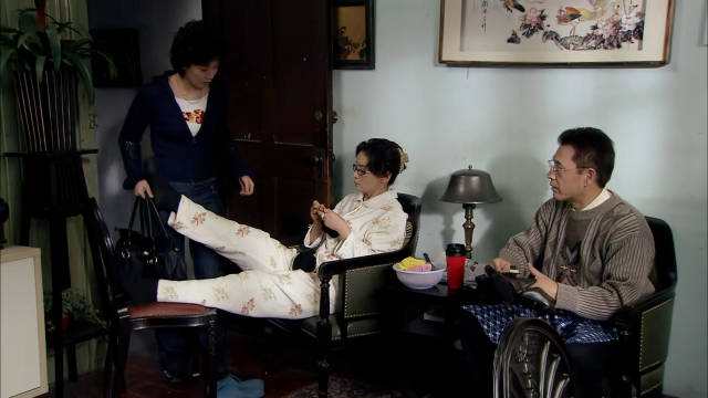 双面胶｜妈妈得知女儿谈恋爱生气，爸爸旁边打圆场