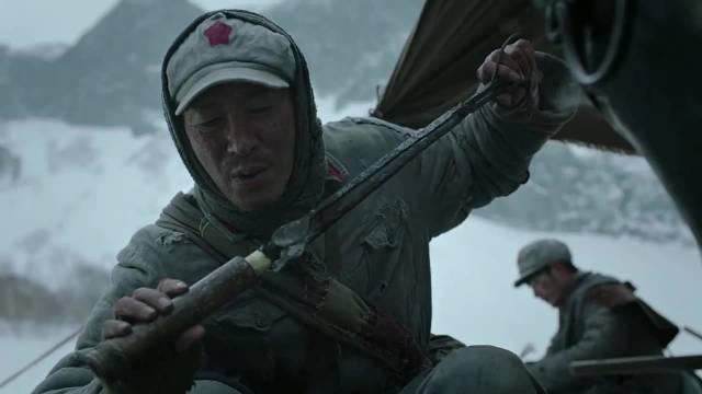 炊事班长为了在雪地里生火做饭，竟点燃了衣服里的棉絮！