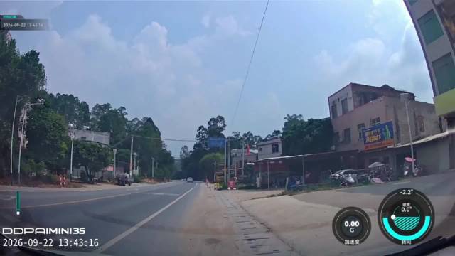 玉林摩托冲出马路大车紧急躲避还是撞上了