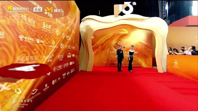 张蓝心聂远亮相丝路电影节红毯，张蓝心黑色礼服裙养眼