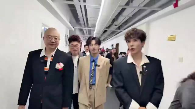 胡先煦录制喜人奇妙夜，回家般熟练