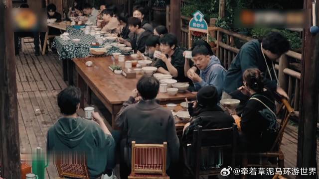 魏大勋饭桌内卷被抓包，强行加戏笑翻全场