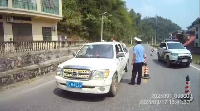危险！皮卡核载5人竟塞14人
