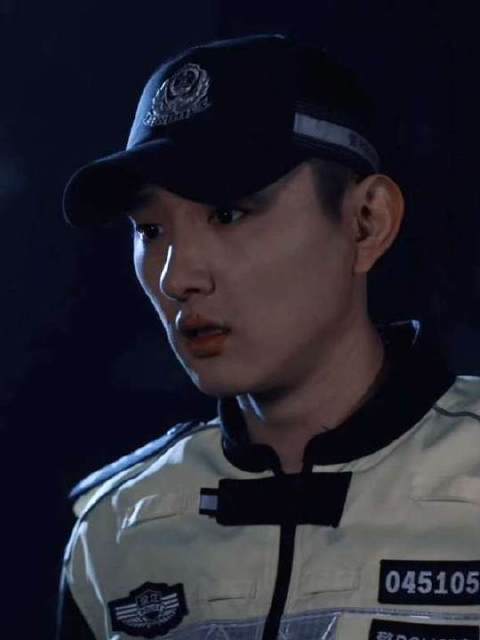 头皮发麻！竟有人胆敢冒充交警破坏案发现场！ 起猛了以为于小彤转行了