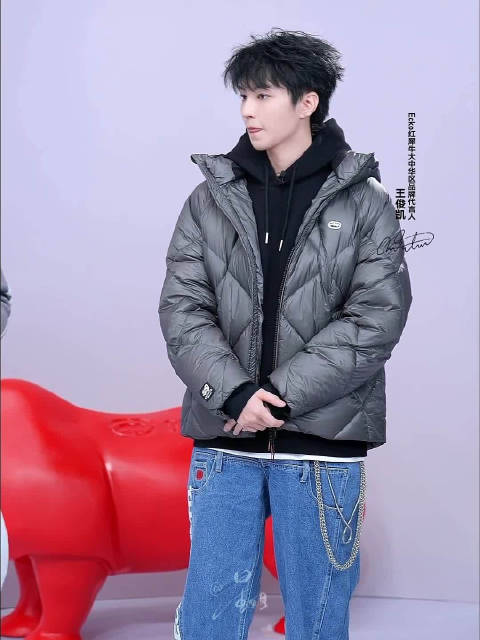 穿着羽绒服就出来了！ 再跟小凯说一句生日快乐呀