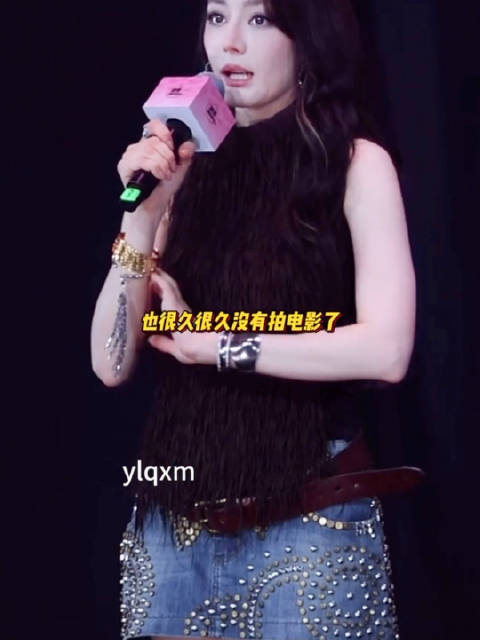 迪丽热巴给粉丝戴戒指，谈十年后首部电影《功夫女足》