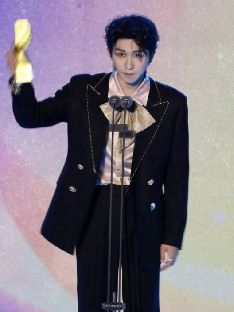 优秀男演员获奖感言 @张集骏JUN 你尽管努力往前冲，姐姐们永远在你身后